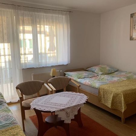 Pokoje Goscinne Matros 尤斯托尼莫斯基 外观 照片
